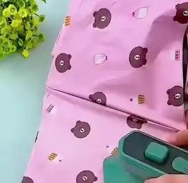 Planchando una blusa arrugada sobre la mesa